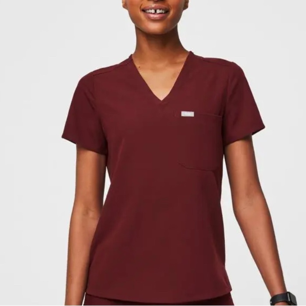 FIGS - Catrina One-Pocket Scrub Top in Burgundy